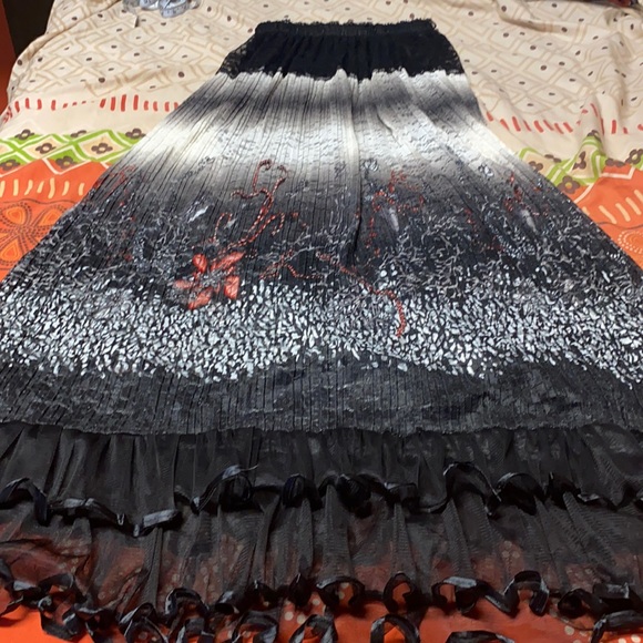 Dresses & Skirts - Black Lined Pleated Stretch Skirt S-M